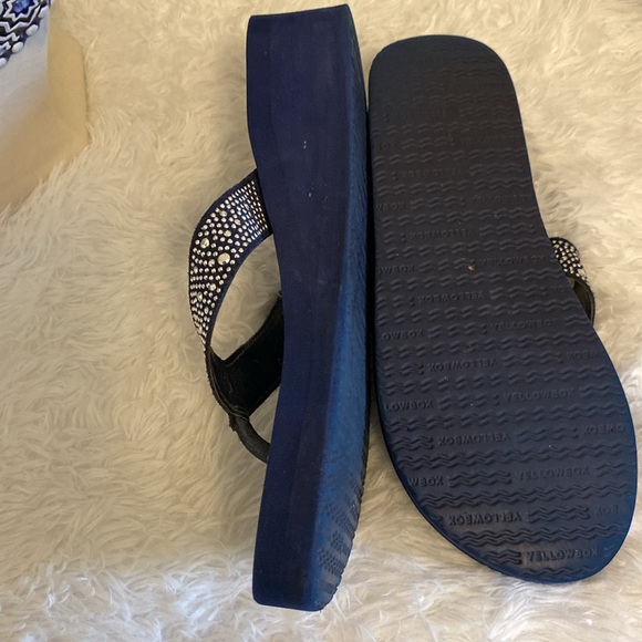 Yellow Box sandals flip flops Sz6.5.  Navy blue color - Picture 7 of 8